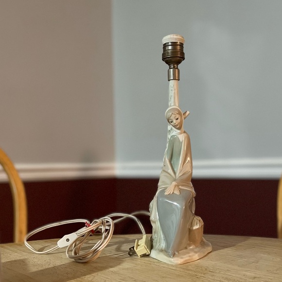 Antique lady sitting on bench lamp - Picture 4 of 8